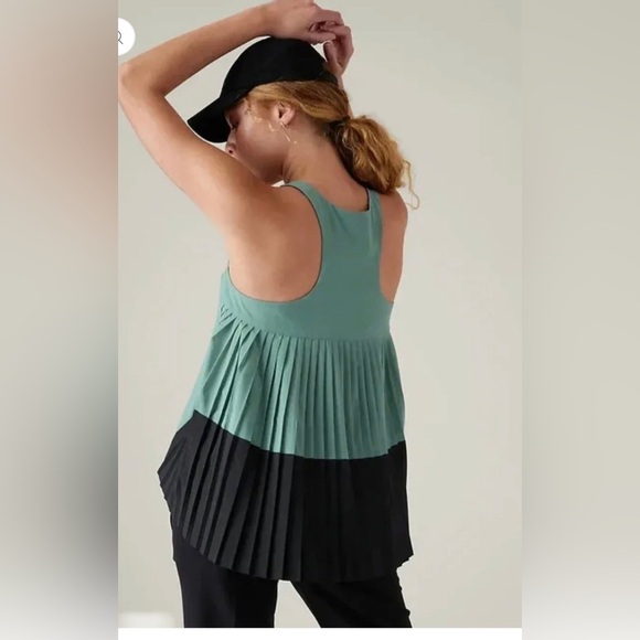 ATHLETA Swing‎ Forward Pleated green black colorblock swing Tank top size medium - Picture 1 of 2